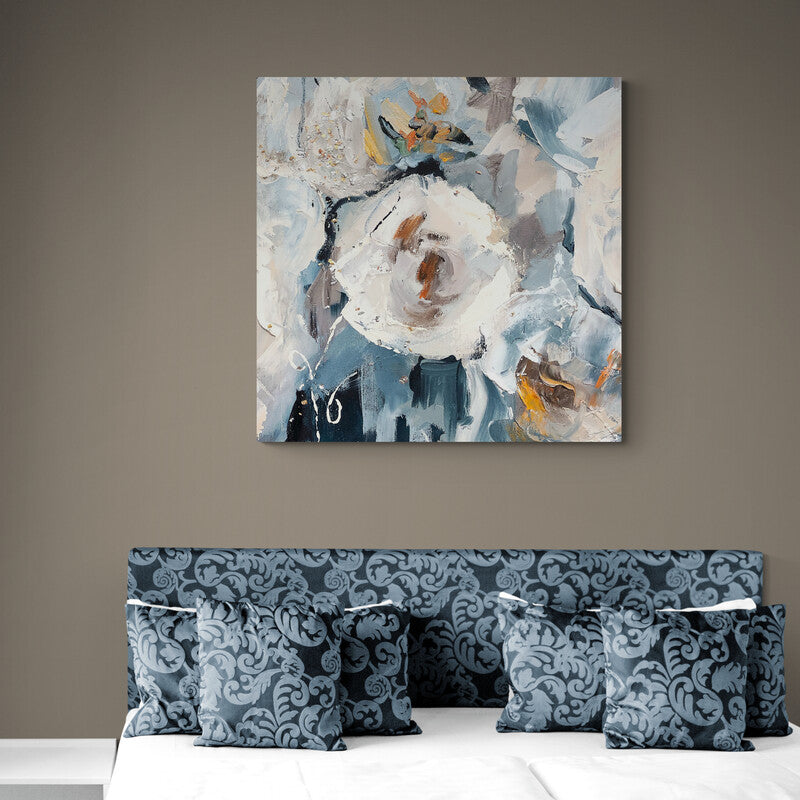 Pintura abstracta con detalles florales en tonos grises, blancos y toques dorados