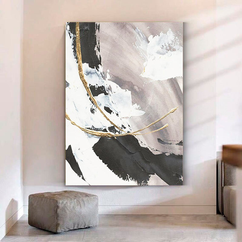 Pintura abstracta con líneas doradas sobre fondo de contrastes en gris y blanco