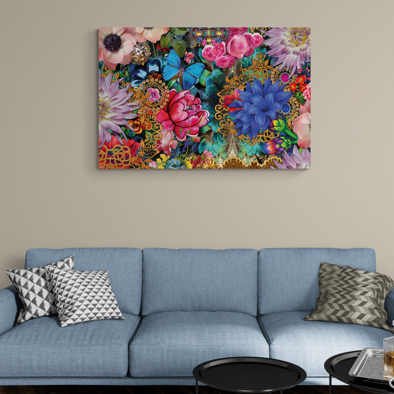 Obra de arte digital con flores coloridas y mariposas sobre ornamentos dorados
