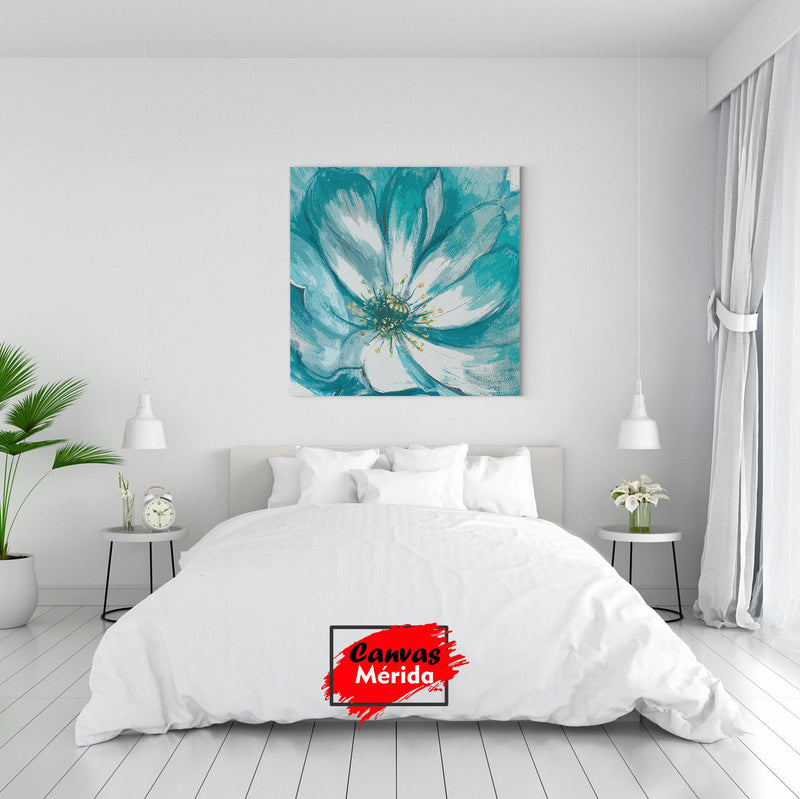 Pintura acuarela expresiva de una gran flor en tonos de azul