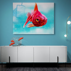 Pintura de un pez rojo con ojos grandes cerca de una red en agua azulada