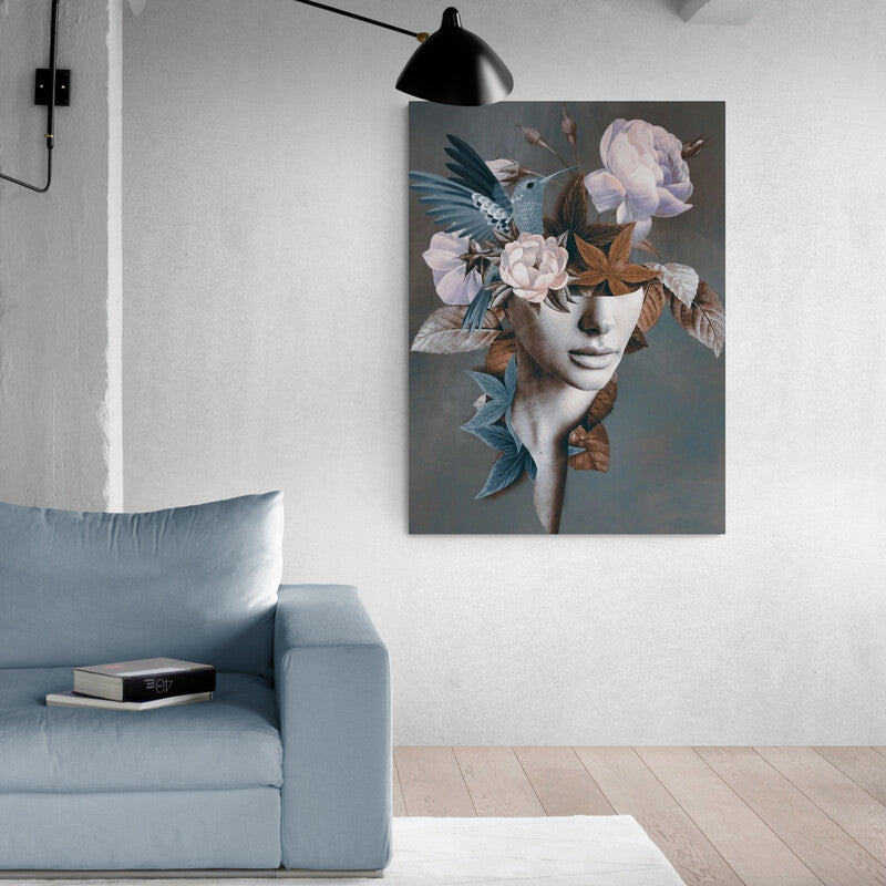 Collage artístico de figura humana con cabeza de flores y pájaro