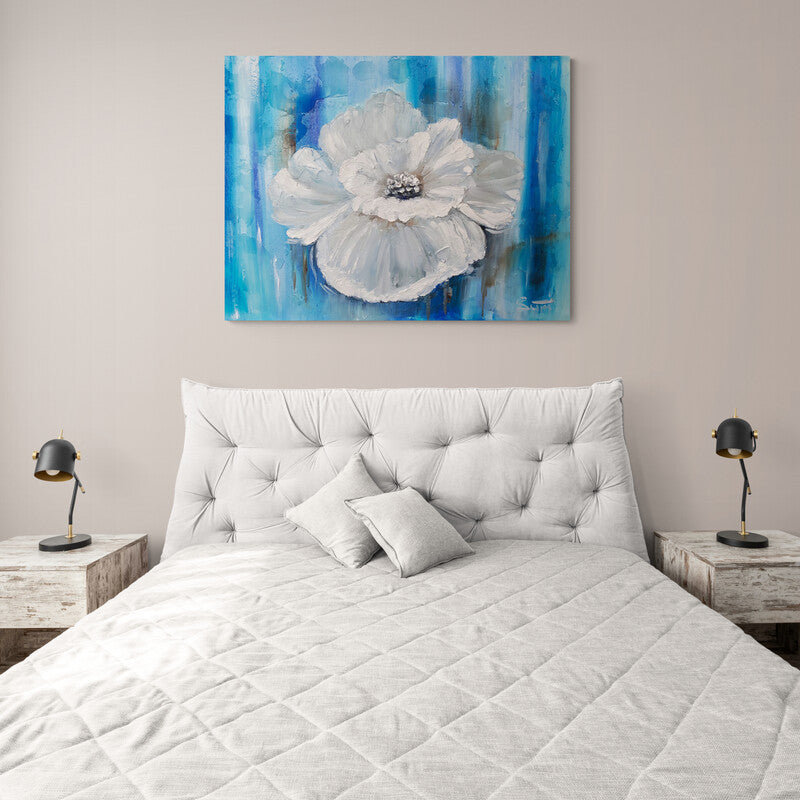 Pintura al óleo texturizada de flor blanca sobre fondo azul intenso