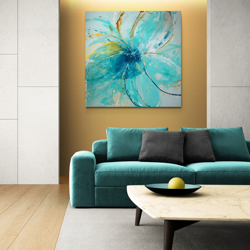 Pintura abstracta con flor en tonos azules y dorados