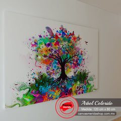 Cuadro decorativo de árbol con ramas coloridas y diversos elementos naturales sobre fondo blanco