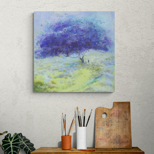 Acuarela de paisaje tranquilo con césped verde vibrante y gran árbol de tonos morado-azul, cuadro decorativo