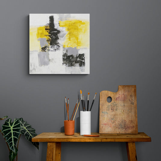 Pintura abstracta en tonos amarillo, gris y negro sobre fondo gris