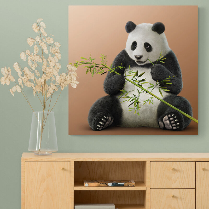 Panda realista sosteniendo tallos de bambú sobre fondo neutro