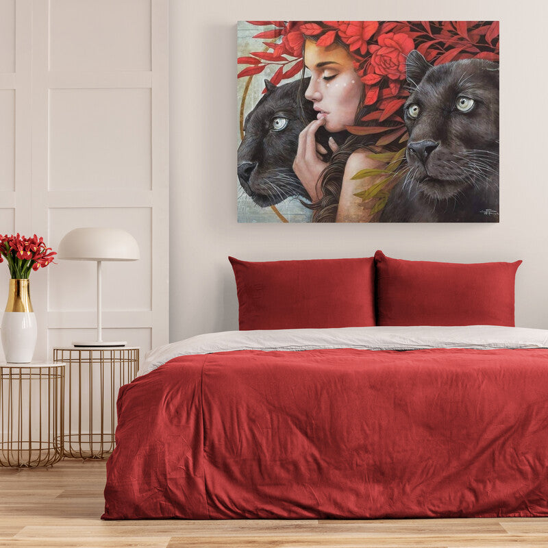Pintura de una mujer y panteras negras rodeadas de flores rojas
