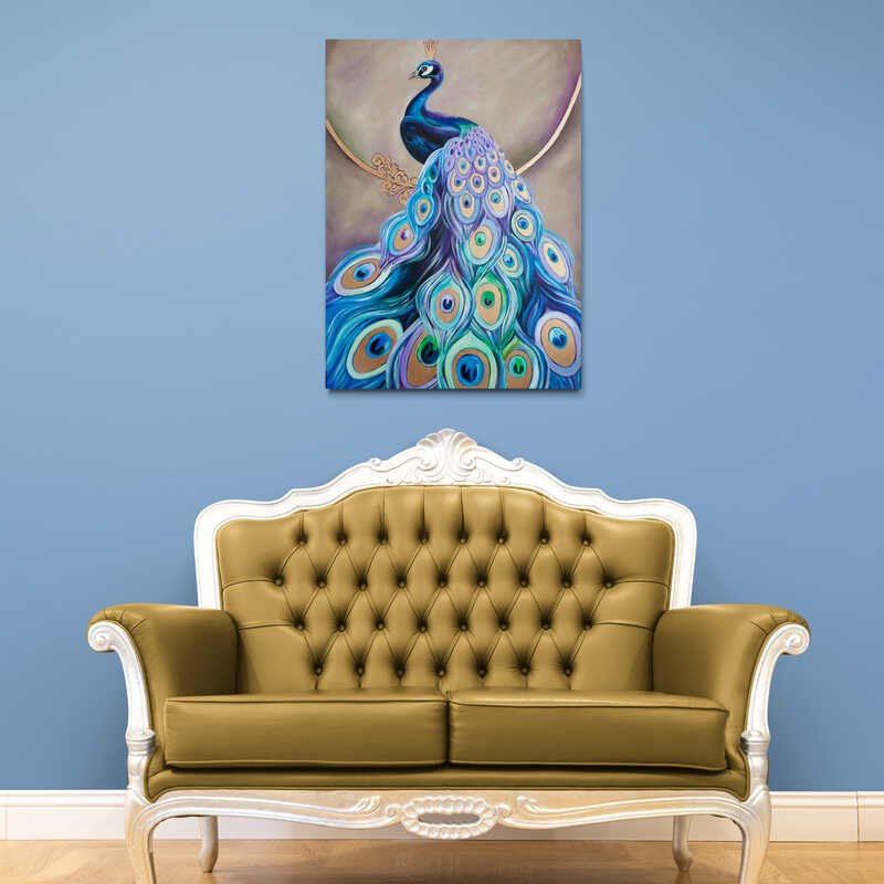 Cuadro decorativo de pavo real azul con majestuosas plumas desplegadas sobre fondo beige-café