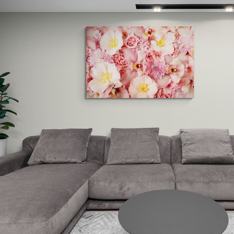 Fotografía decorativa de un conjunto denso de flores en tonos de rosa con detalles delicados y textura suave
