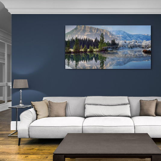 Cuadro_decorativo_fotográfico_de_lago_con_pequeño_puente,_pinos_y_montañas_a_la_distancia