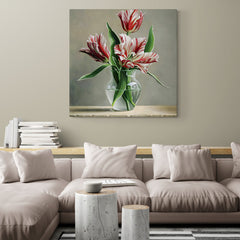 Pintura hiperrealista de tulipanes rojos y blancos en jarrón de cristal