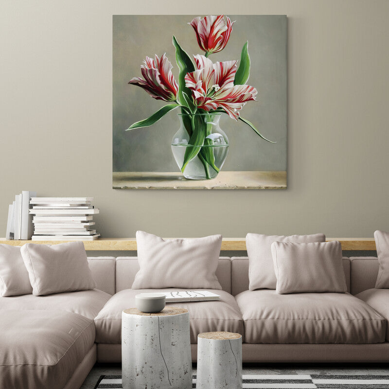 Pintura hiperrealista de tulipanes rojos y blancos en jarrón de cristal