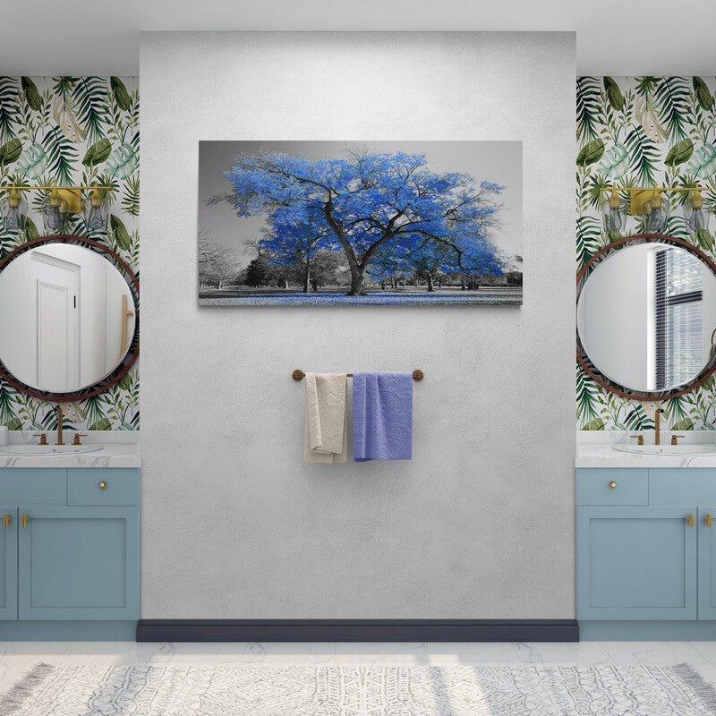 Cuadro decorativo con árbol de hojas azules destacando sobre fondo gris
