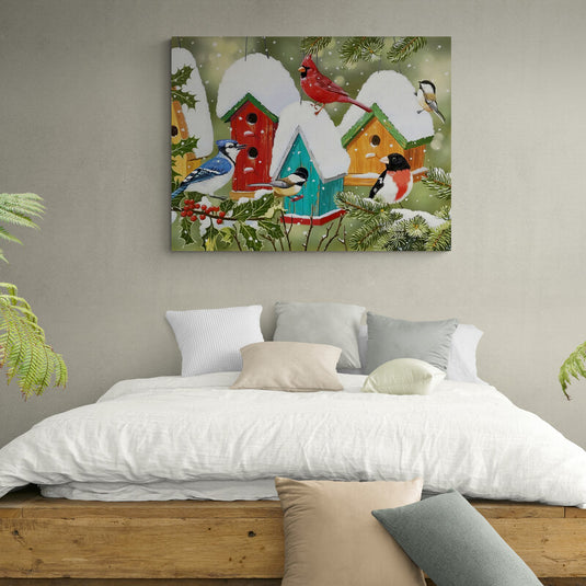 Cuadro_decorativo_escena_invernal_con_casitas_de_pájaros_coloridas_y_pájaros_en_un_ambiente_nevado