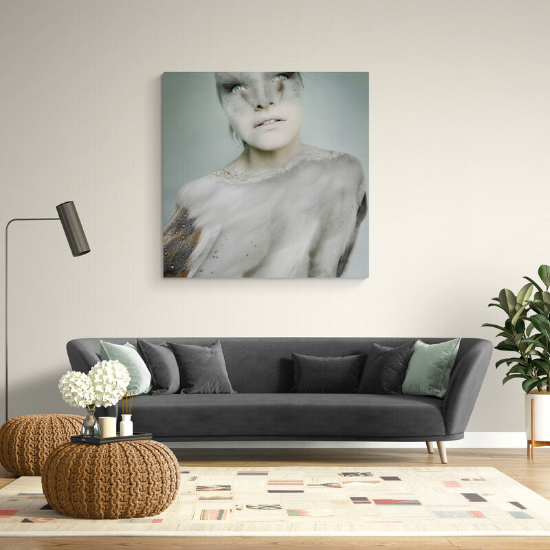 Silueta difuminada de mujer en tonos grises sobre fondo gris en cuadro decorativo