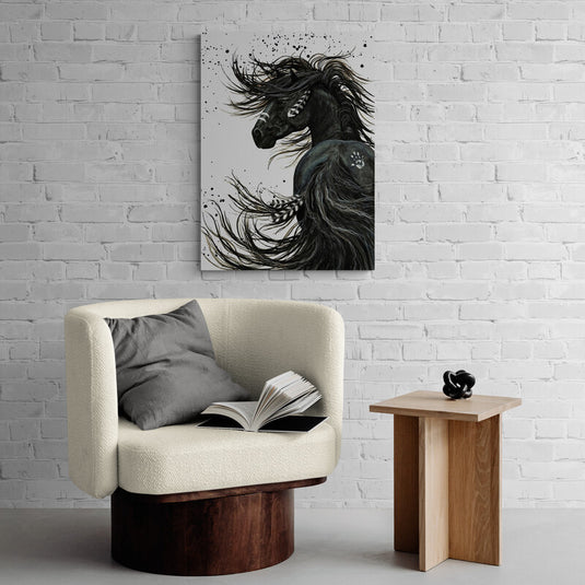 Caballo negro con decoración tribal en movimiento