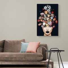 Retrato de mujer con corona de flores multicolores y labios azules oscuros