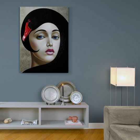 Cuadro decorativo con mujer de ojos azules fusionada con cisne negro de pico rojo sobre fondo beige