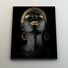 Retrato Estilizado de Mujer con Detalles en Oro, Venda Dorada y Pendientes Elegantes sobre Fondo Oscuro