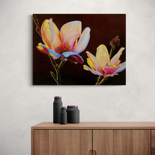 Magnolias en colores vibrantes sobre fondo oscuro