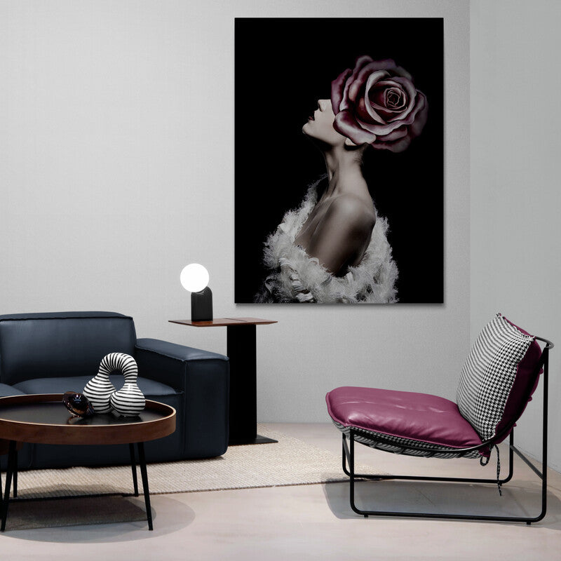 Arte conceptual con mujer y rosa gigante en tonos suaves sobre fondo negro