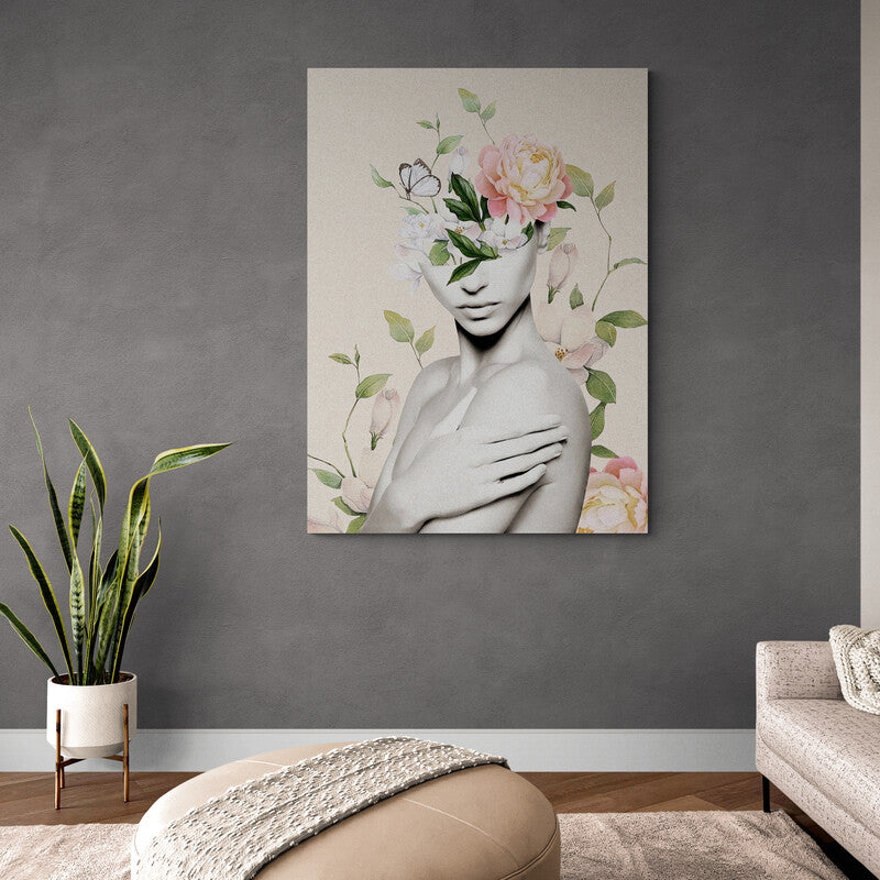Mujer con flores y mariposa en cuadro beige: rostro parcial rodeado de rosas rosadas, flores blancas, hojas verdes y mariposa blanca
