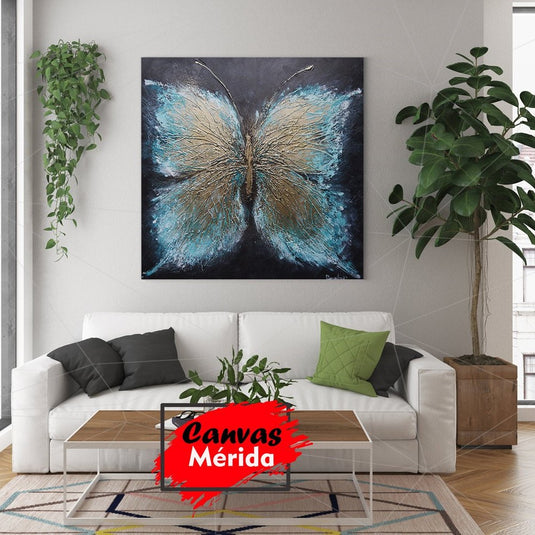 Cuadro de mariposa en tonos azul y dorado con textura en sala de estar moderna