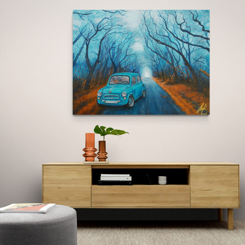 Cuadro decorativo: Camino de la calle con coche turquesa, cielo azul neblina y hojas naranjas en el suelo, árboles sin hojas a los costados.