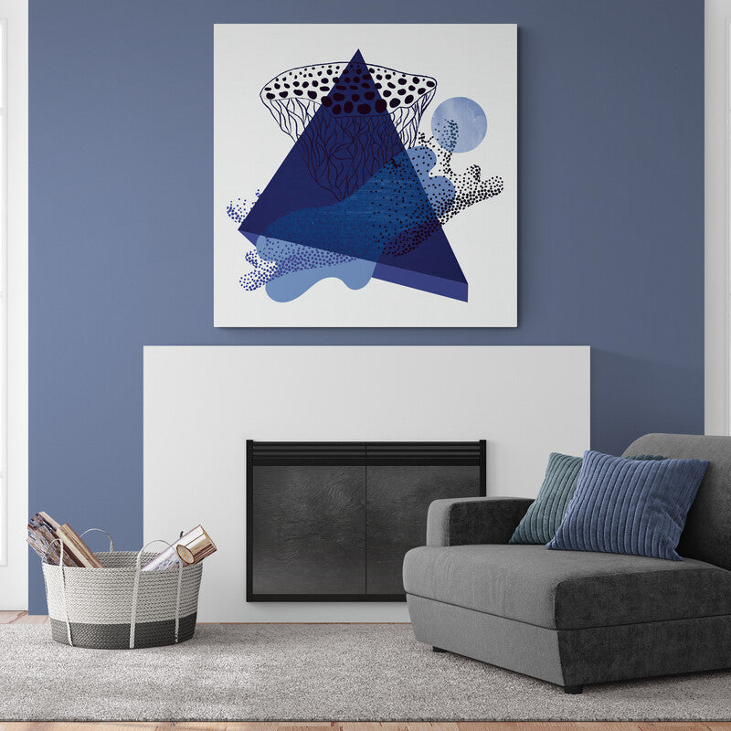 Composición abstracta con pirámide azul y patrones circulares bajo una luna creciente