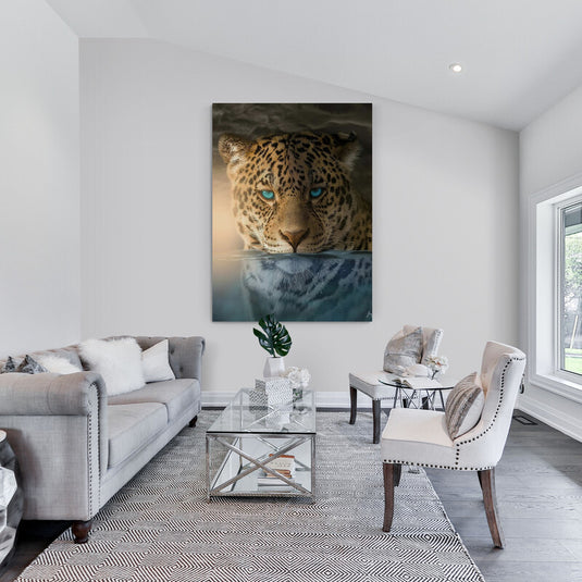 Leopardo con ojos azules en el agua