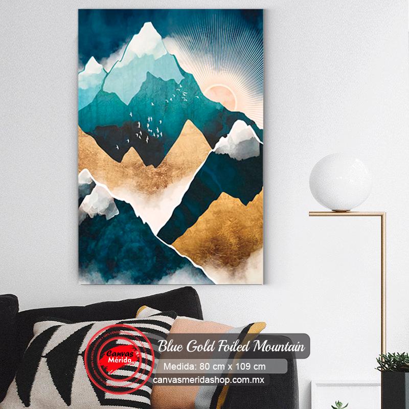 Paisaje de montañas con sol y efecto de folia en azul y dorado, arte decorativo
