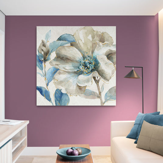 Pintura de acuarela de una magnolia con pétalos en tonos de azul y acentos dorados.