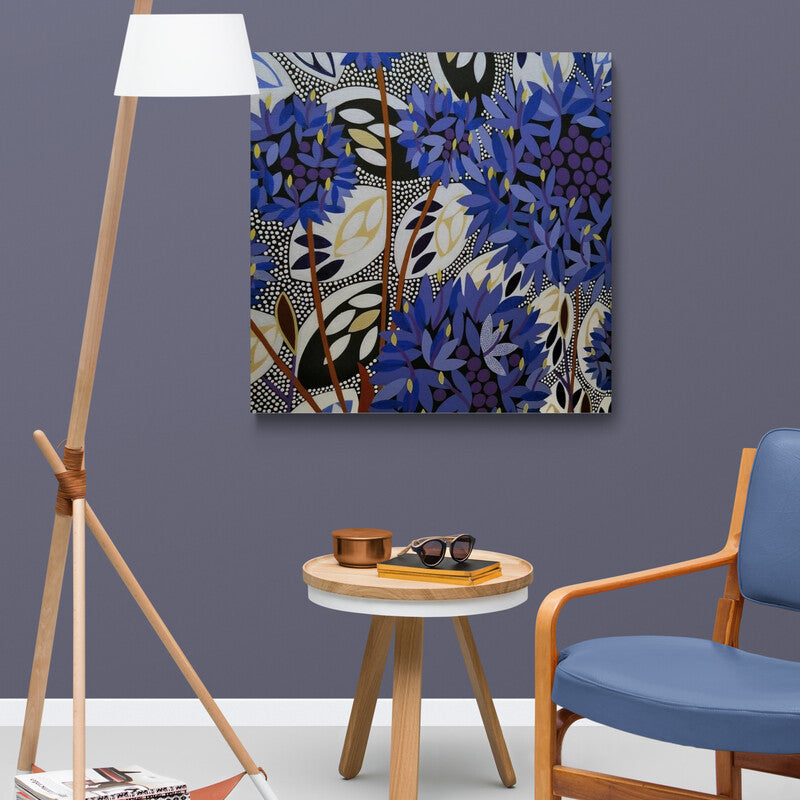 Pintura estilizada con patrón gráfico de hojas y flores en tonos azules y violetas
