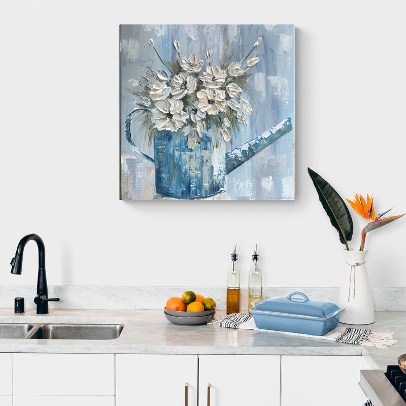 Pintura al óleo de una regadera azul vintage con flores blancas sobre un fondo abstracto.