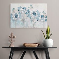 Arte delicado con rosas en tonos de azul pálido y mariposas en un fondo texturizado suave.
