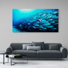 Pintura digital de un gran cardumen de peces azules en el océano