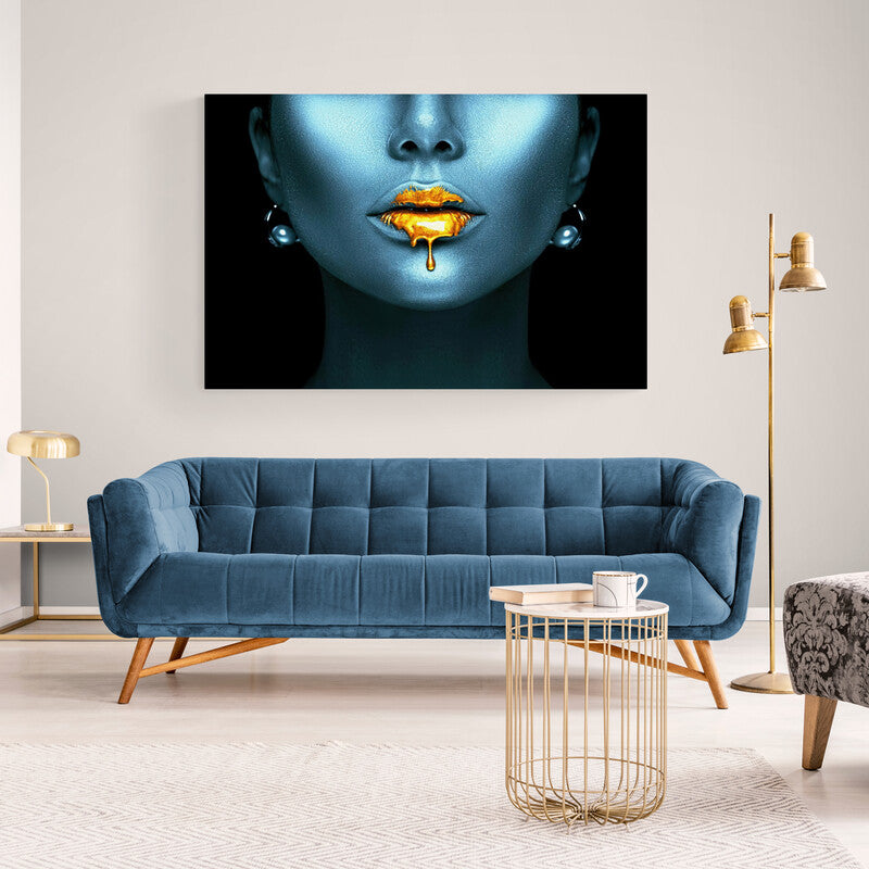 Retrato artístico con labios dorados, piel azul metálica y pendientes de perla