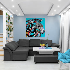 Retrato colorido y moderno de cebra en tonos brillantes sobre fondo azu