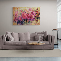 Pintura al óleo impresionista con exuberantes peonías en tonos rosas y púrpuras sobre un fondo dorado.