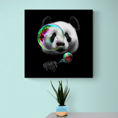 Panda con burbujas de colores sobre fondo negro