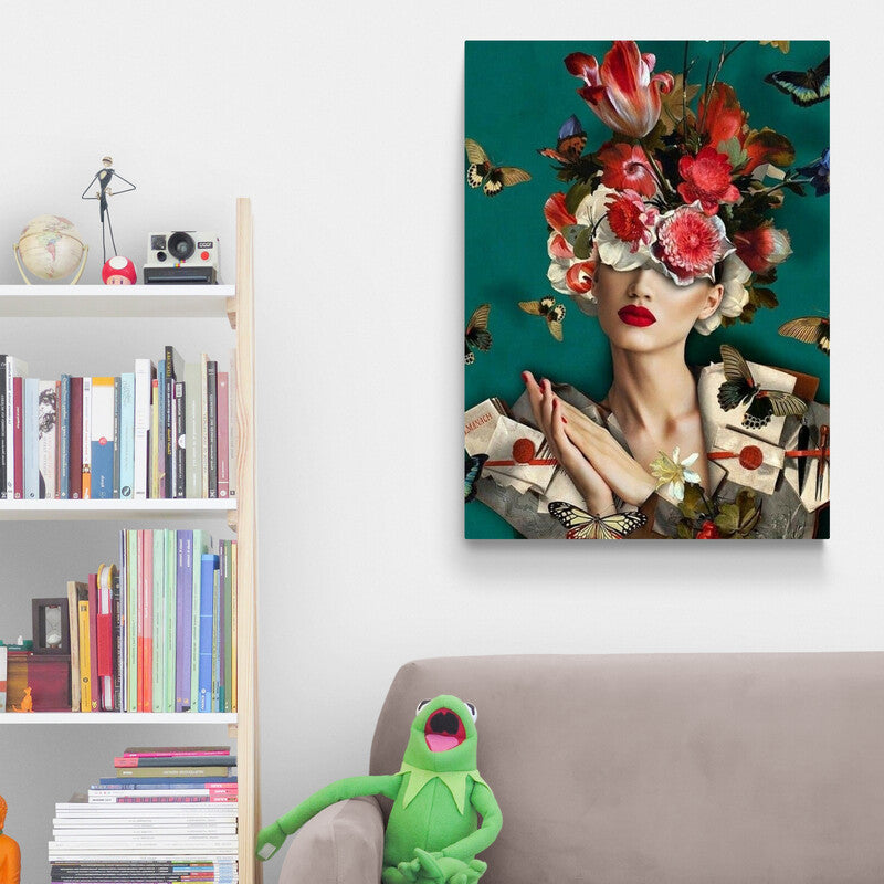 Fotografía artística de modelo con tocado floral y mariposas.