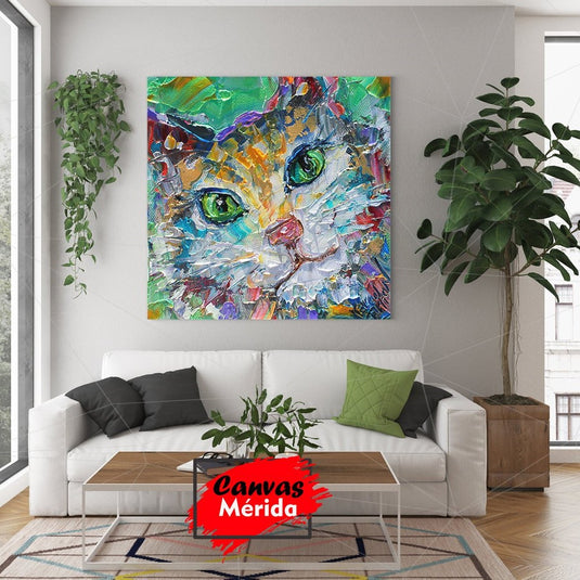 Cuadro de gato con ojos esmeralda en estilo impasto en sala de estar moderna