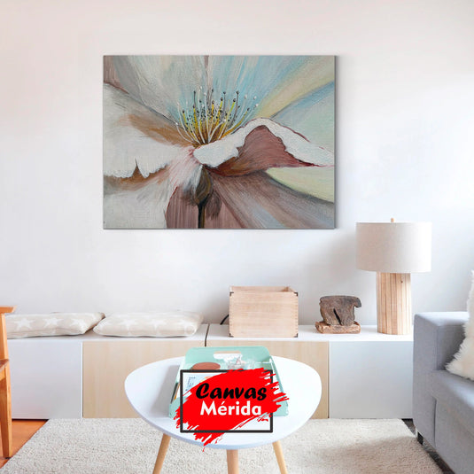 Pintura al óleo de una flor con estambres destacados sobre fondo pastel suave