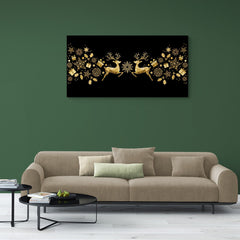 Imagen gráfica simétrica de ciervos dorados con decoración navideña sobre fondo negro.