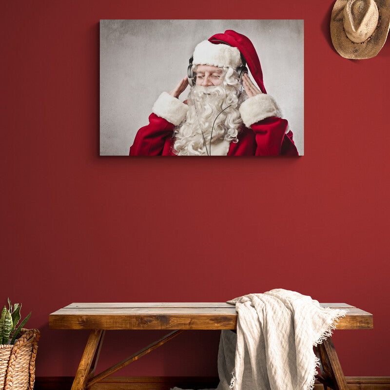 Santa Claus sonriendo con audífonos en un fondo gris