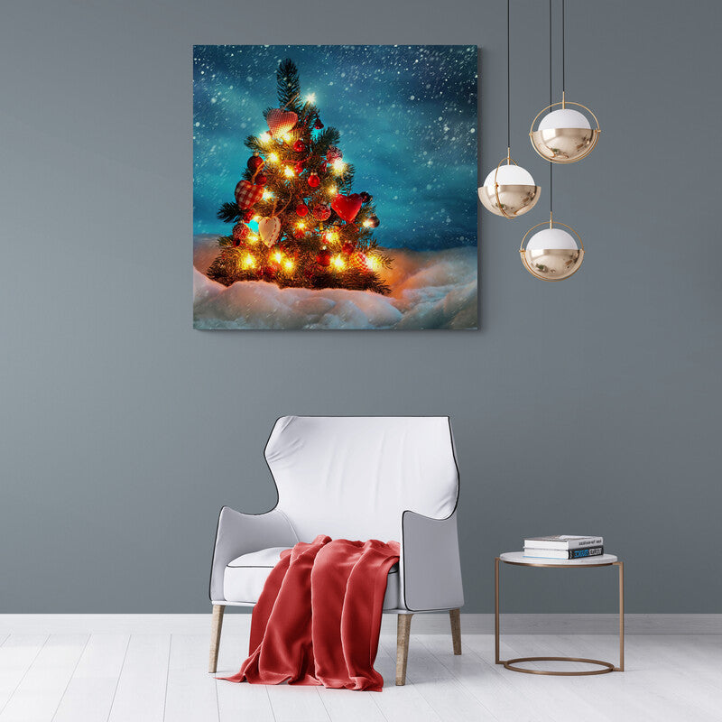 Árbol de Navidad decorado en la noche nevada con cielo estrellado