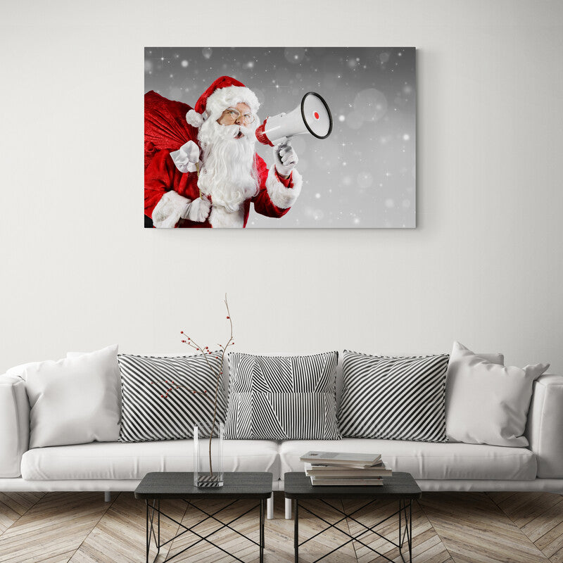 Santa Claus usando un megáfono sobre fondo de nieve