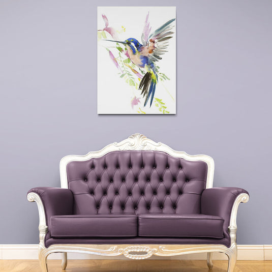 Colibrí en vuelo con estilo acuarela sobre fondo blanco, tonos azules, verdes, amarillos, rosas, negro y café